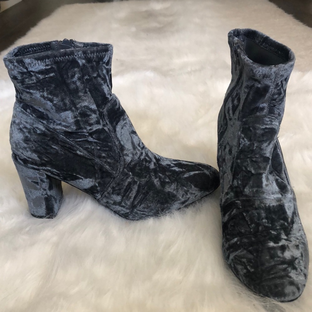Steve Madden Blue Crushed Velvet mid ankle boots